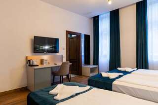 Отель CASA CHITIC - HOTEL & RESTAURANT- Str Nicolae Balcescu 13 Брашов Трехместный номер эконом-класса-2