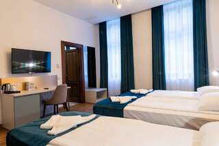 Отель CASA CHITIC - HOTEL & RESTAURANT- Str Nicolae Balcescu 13 Брашов Трехместный номер эконом-класса-3