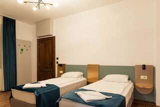 Отель CASA CHITIC - HOTEL & RESTAURANT- Str Nicolae Balcescu 13 Брашов Двухместный номер эконом-класса с 2 отдельными кроватями-1