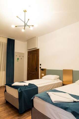 Отель CASA CHITIC - HOTEL & RESTAURANT- Str Nicolae Balcescu 13 Брашов Двухместный номер эконом-класса с 2 отдельными кроватями-3