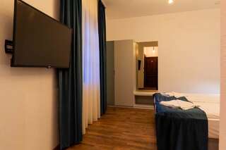 Отель CASA CHITIC - HOTEL & RESTAURANT- Str Nicolae Balcescu 13 Брашов Двухместный номер эконом-класса с 1 кроватью-1